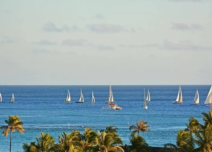 Modern Studio - Heart Of Waikiki With Parking!
