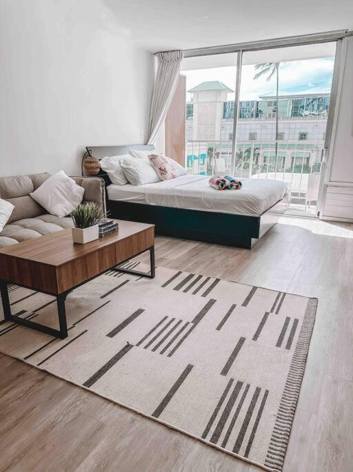 Modern - Heart Of Waikiki With Parking! Apartment